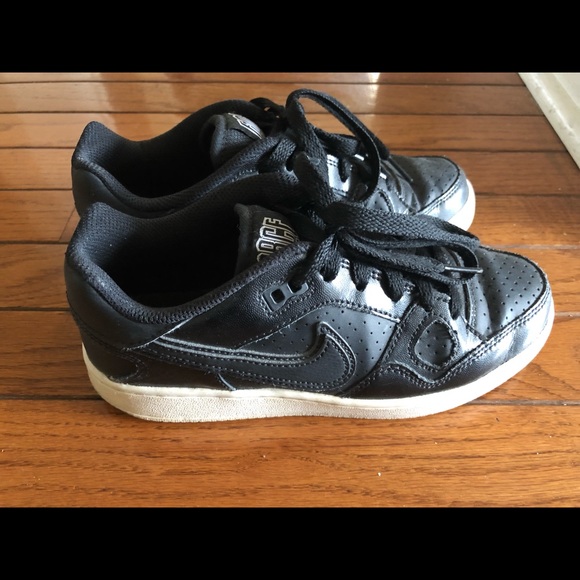 Nike Women's Son Of Force Sneaker - Picture 2 of 4